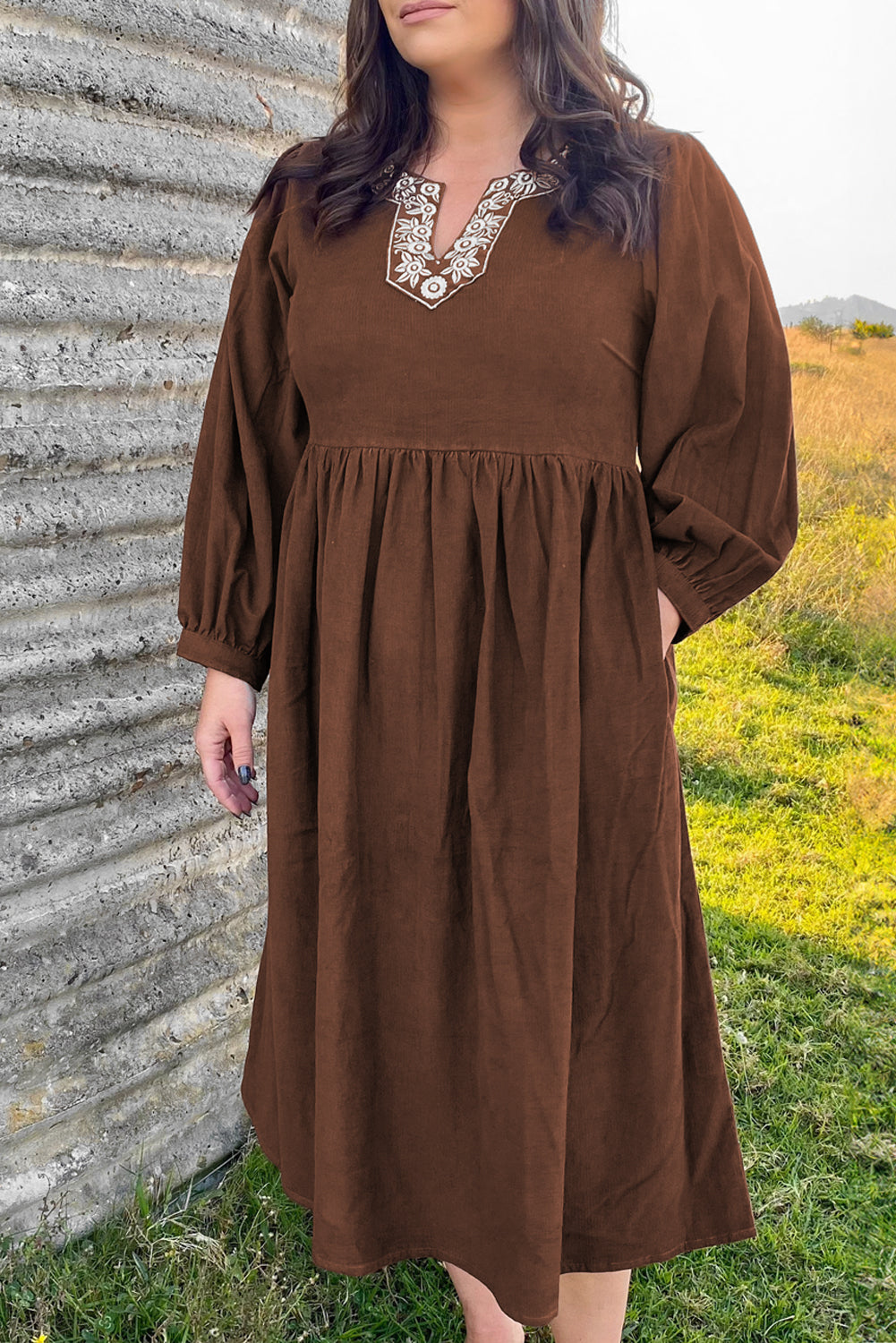 Robe midi grande taille à encolure crantée, plissée et texturée, ornée de broderies couleur café