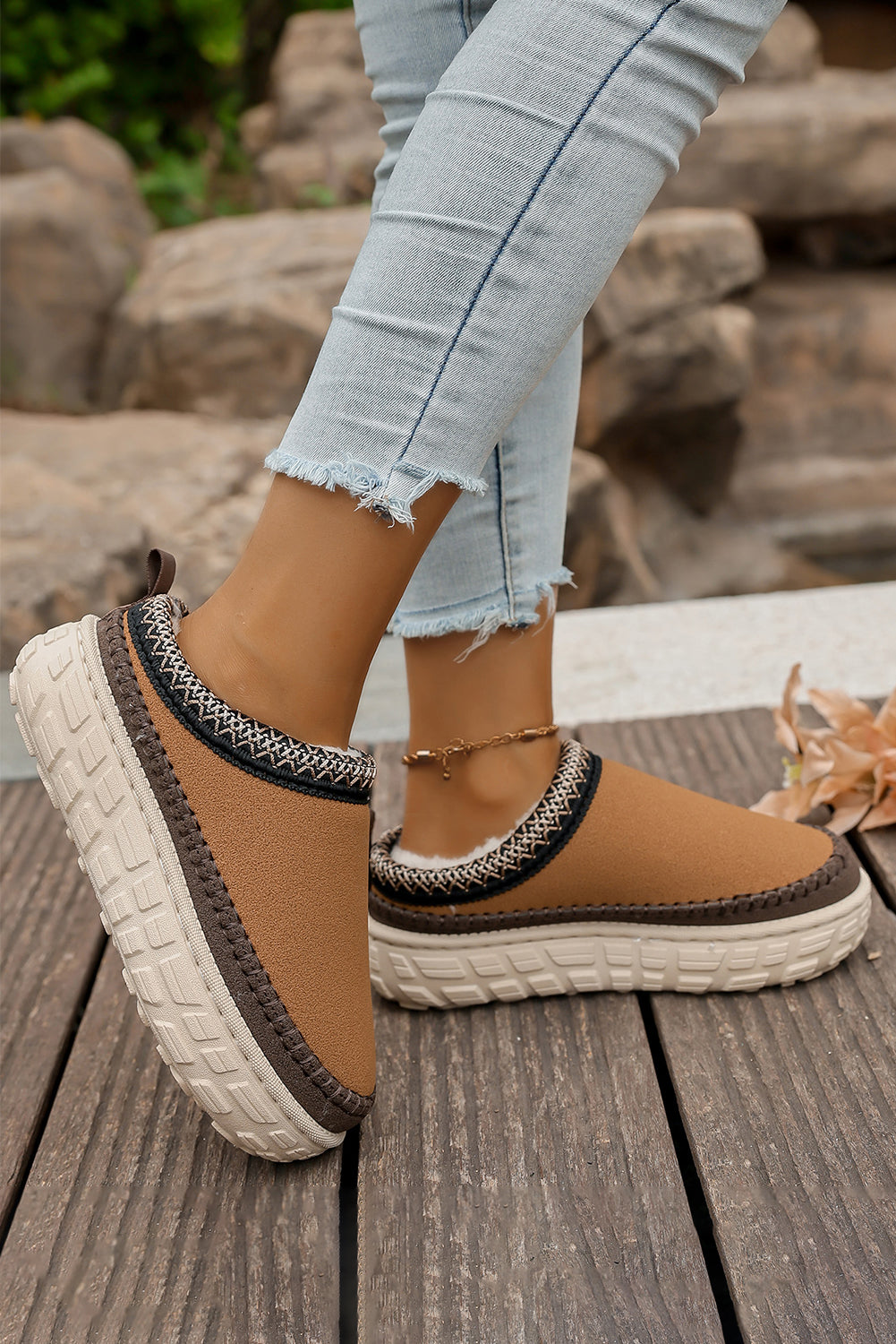 Chaussons d'hiver en peluche à coutures contrastées blanches