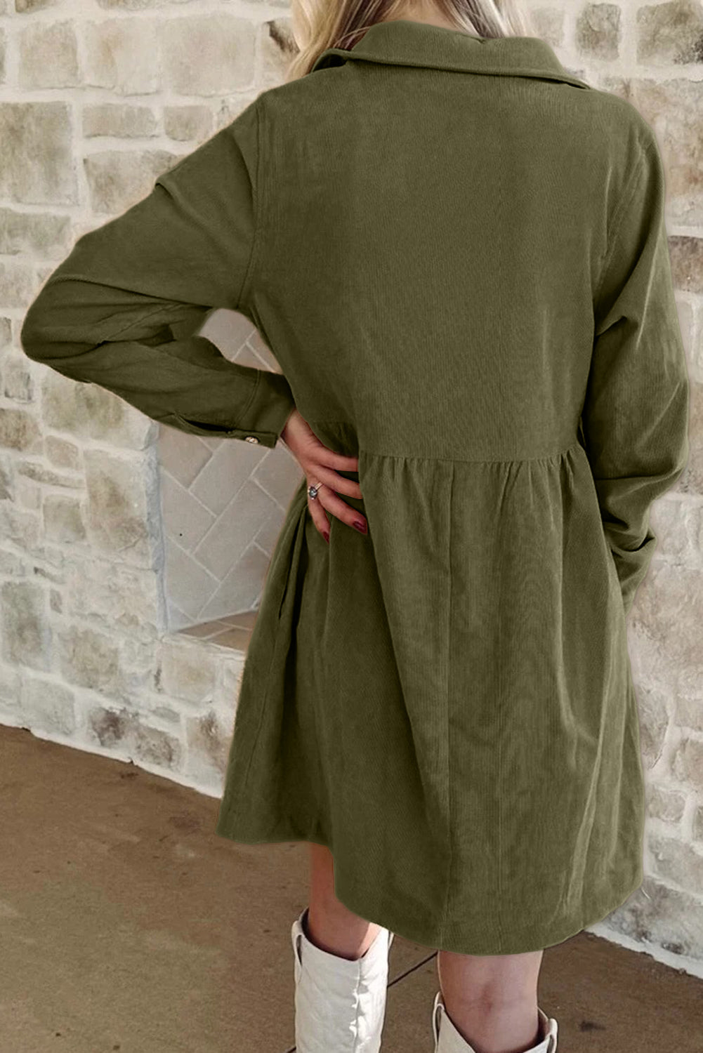 Vestido corto de pana verde viñedo con cuello abotonado hasta la mitad y manga larga
