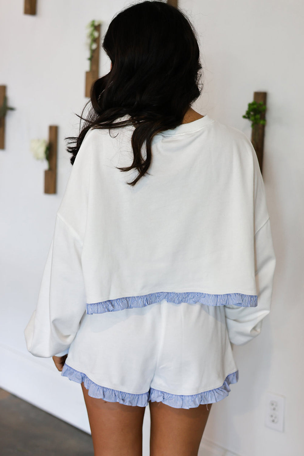 Ensemble pull à manches longues et short à rayures blanches et ourlet à volants