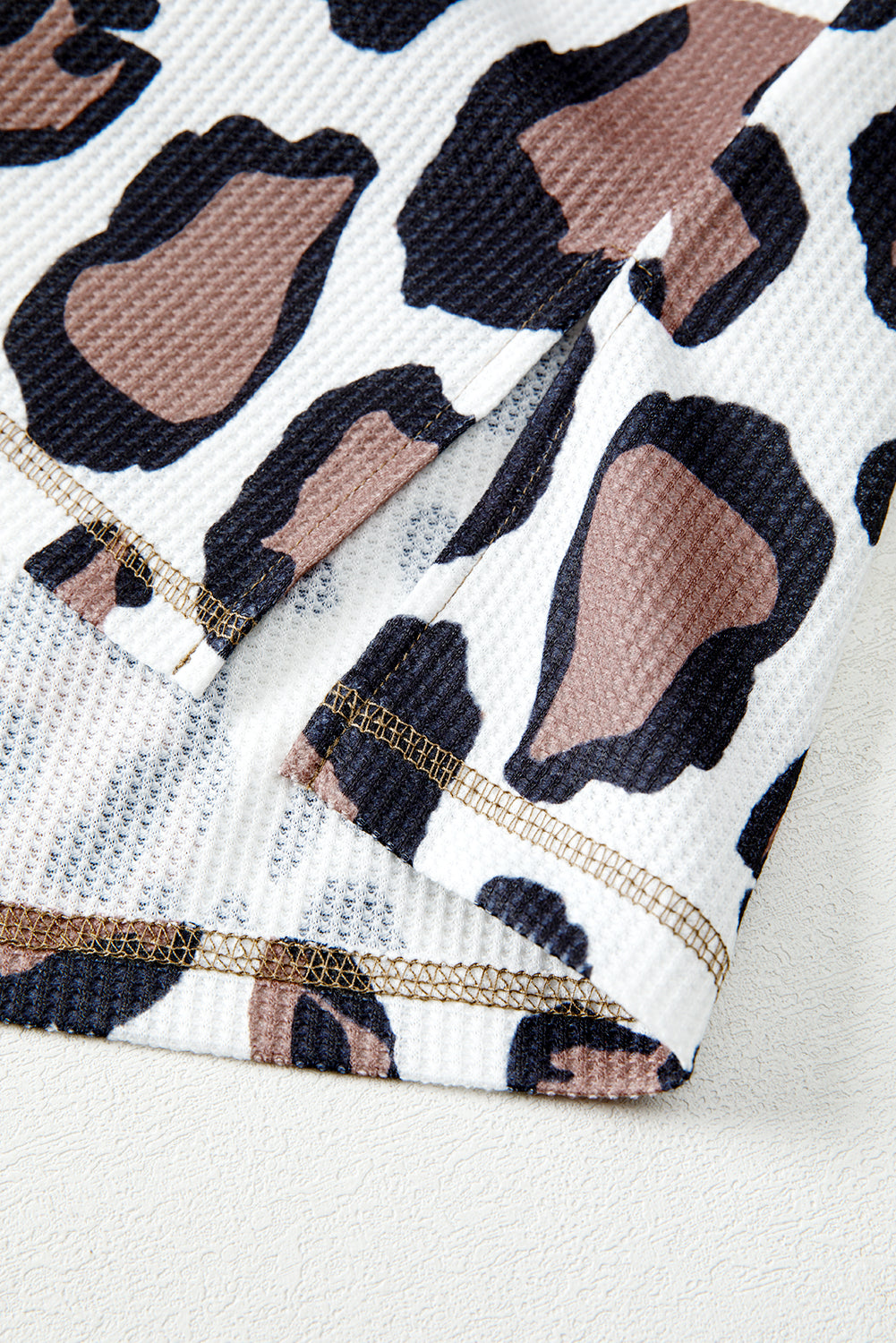 Sudadera con capucha y hombros caídos con cremallera y patchwork de textura mixta de leopardo albaricoque