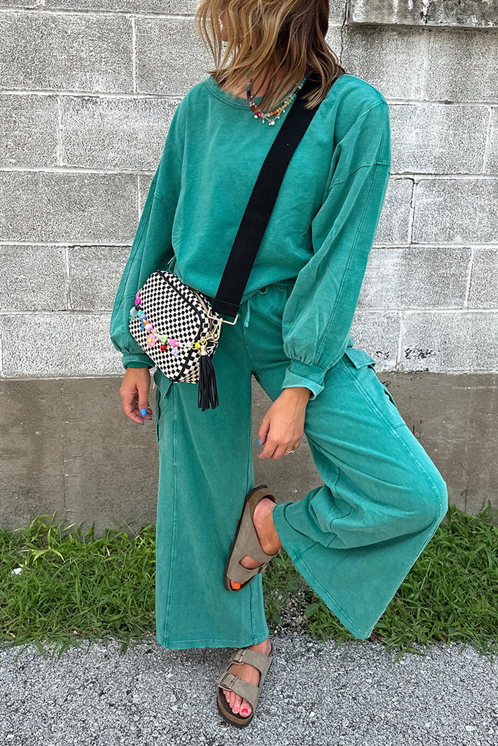 Conjunto de jersey rosa sachet y pantalones cargo de pierna ancha