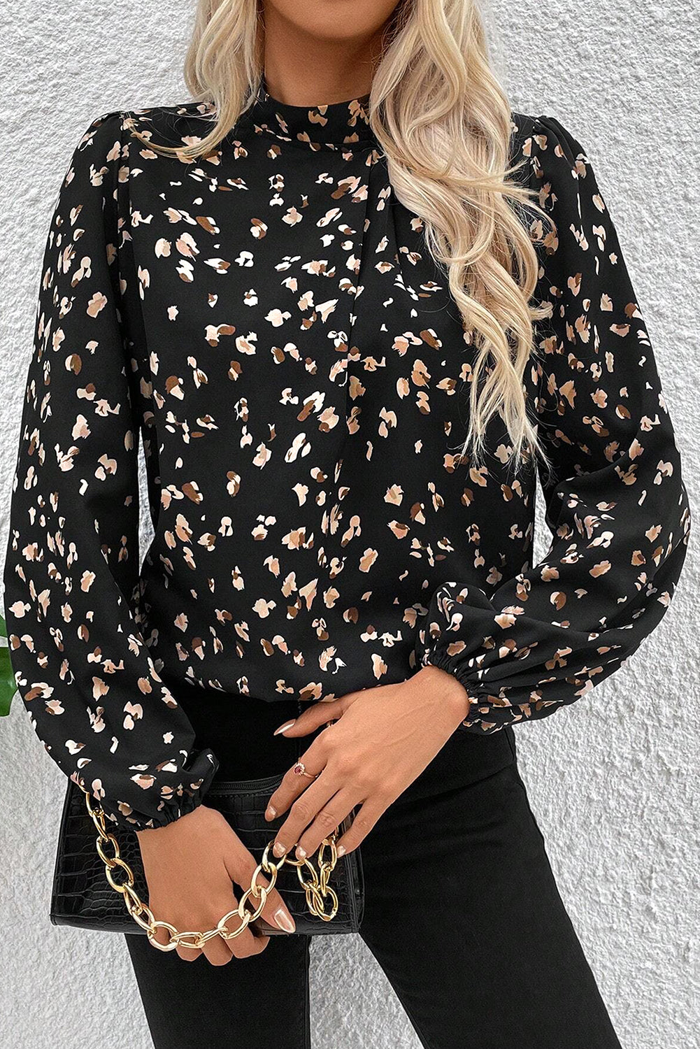 Blusa plisada con cuello alto y mangas abullonadas con estampado de leopardo negro