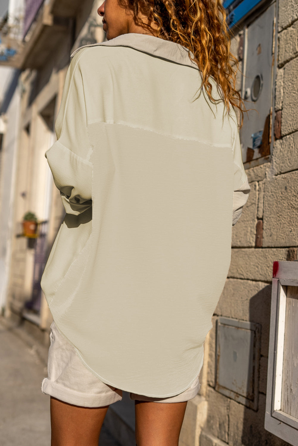 Camisa negra de media manga con bolsillo arrugado