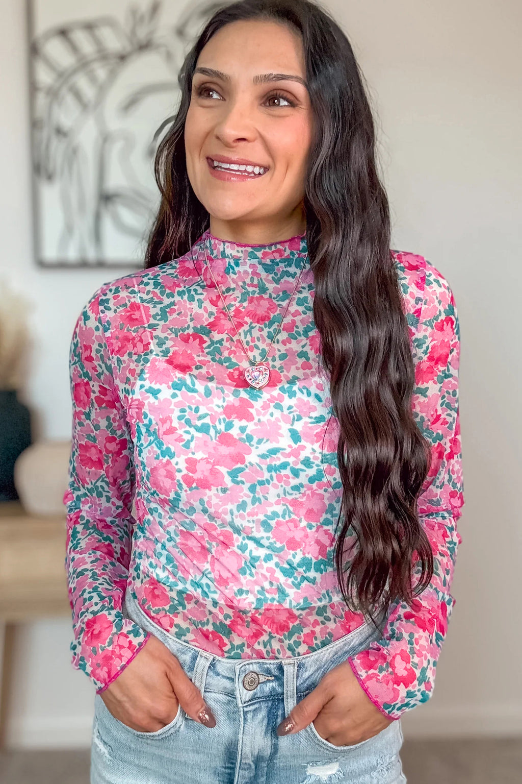 Haut à manches longues et col montant en maille florale rose, coupe ajustée