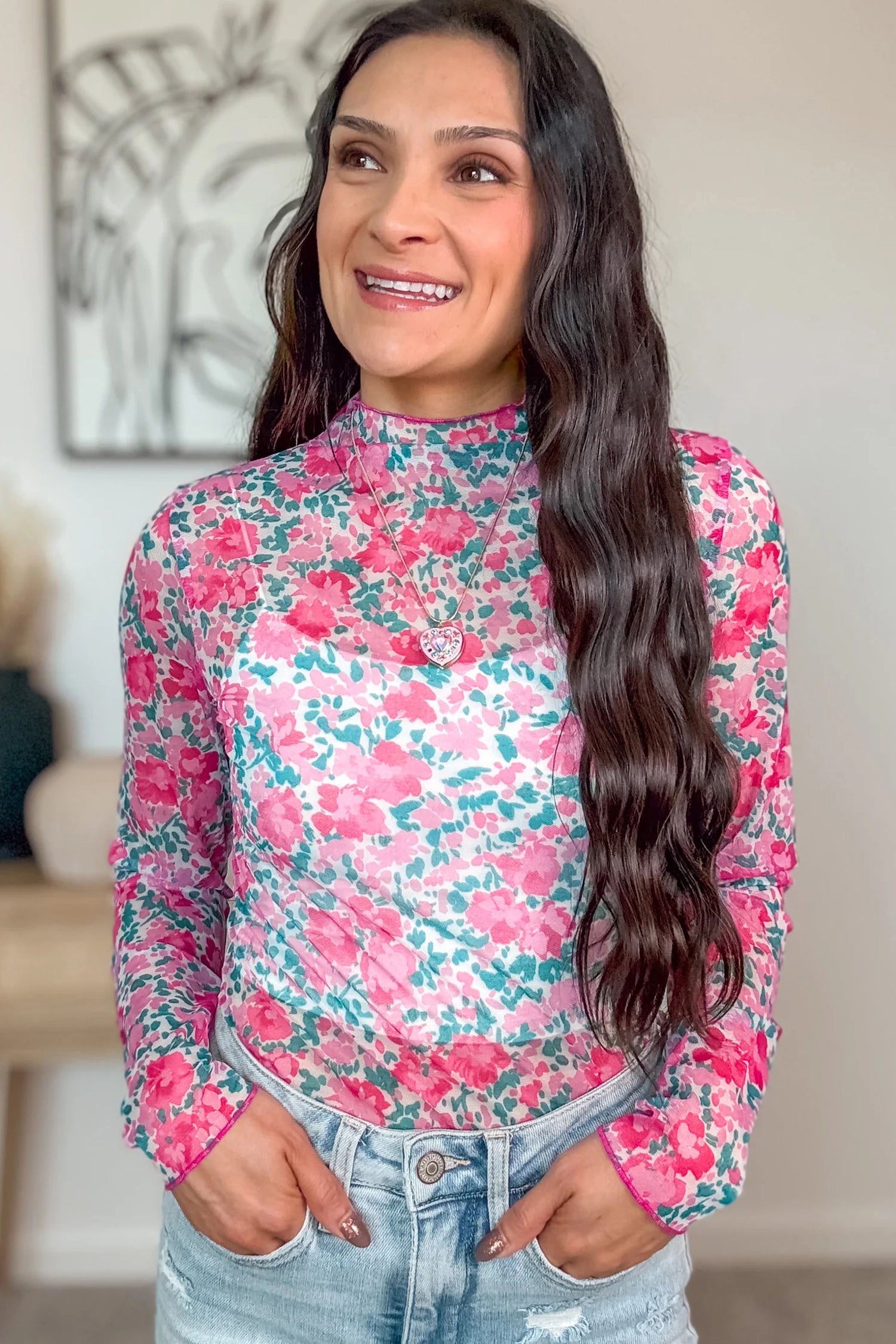 Haut à manches longues et col montant en maille florale rose, coupe ajustée