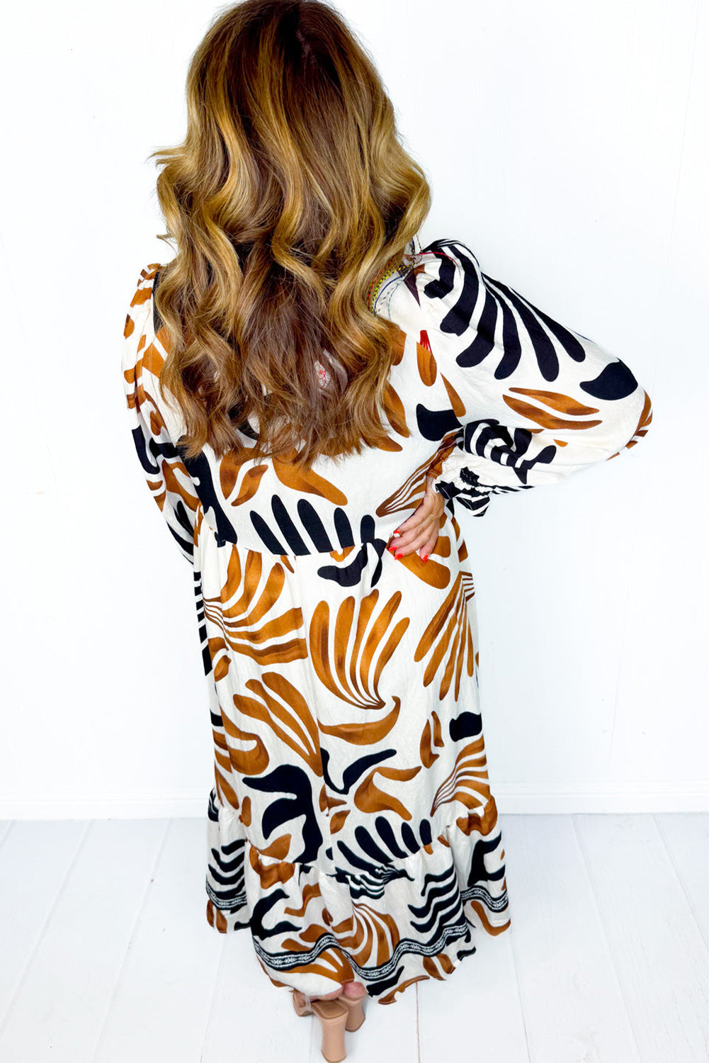 Vestido largo camisero blanco de talla grande con estampado abstracto, cuello en contraste y abertura en V.