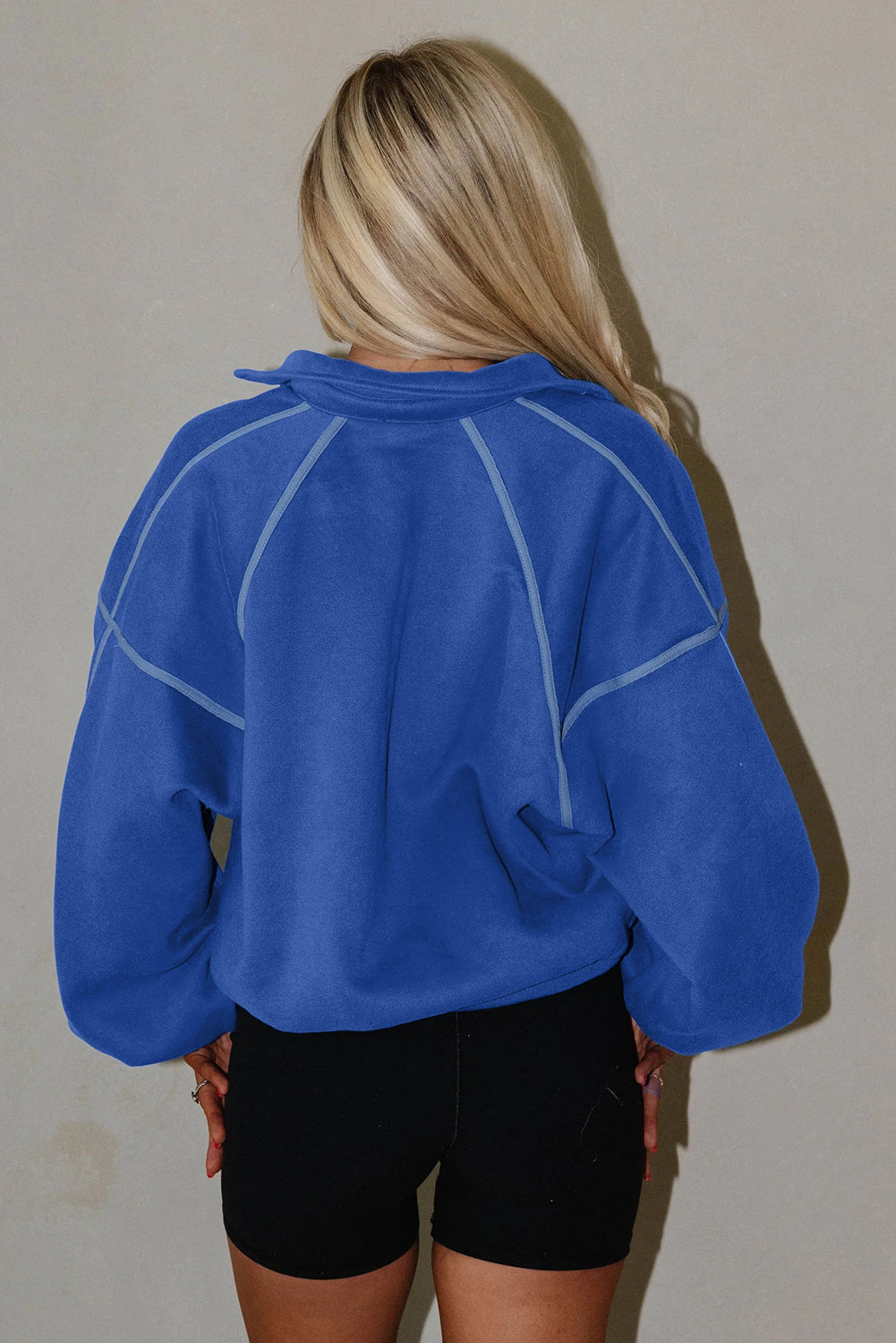 Sudadera elegante azul cielo con botones, cuello y costuras expuestas