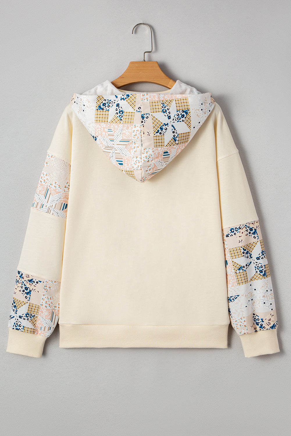 Sudadera con capucha de patchwork con estampado geométrico beige