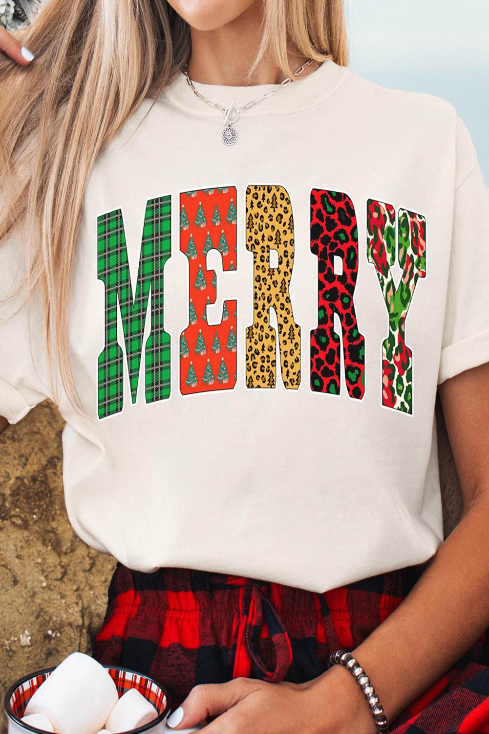 Camiseta gráfica con la letra MERRY, estampado multicolor, a cuadros de leopardo blanco