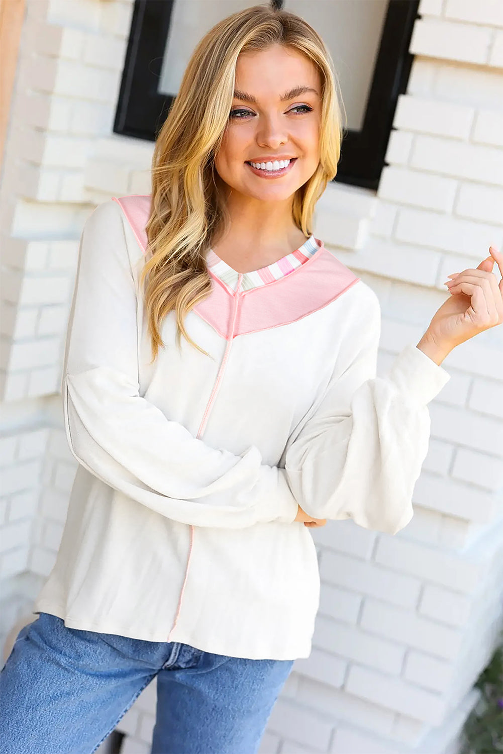 Top de rizo francés con cuello en V y bloques de color a rayas arcoíris blancas