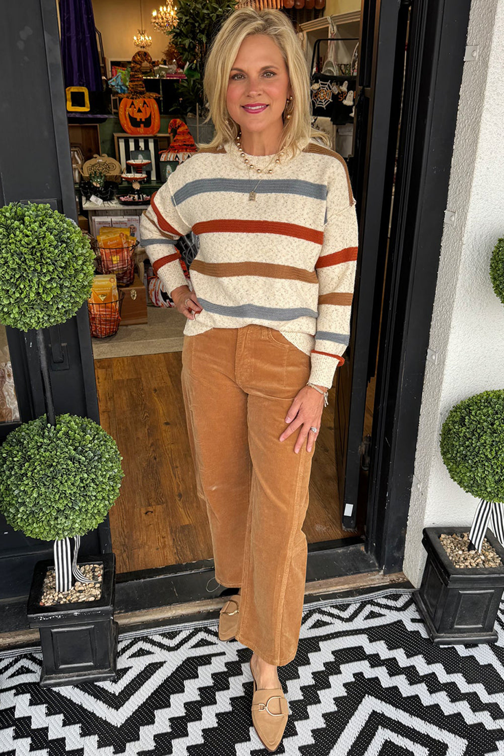 Pull en maille chinée beige à rayures, coutures apparentes et épaules tombantes