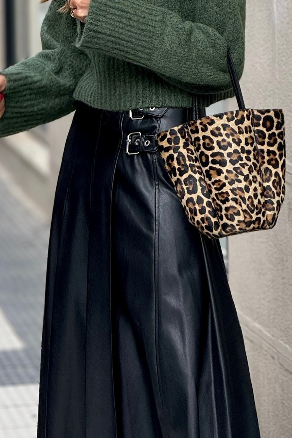 Falda midi acampanada con detalle de hebilla retro y pespuntes plisados, de piel sintética negra