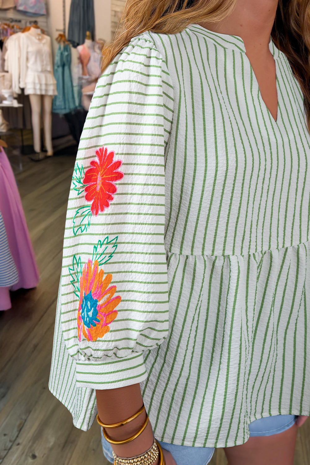 Chemisier babydoll à rayures vertes et manches bouffantes et col cranté