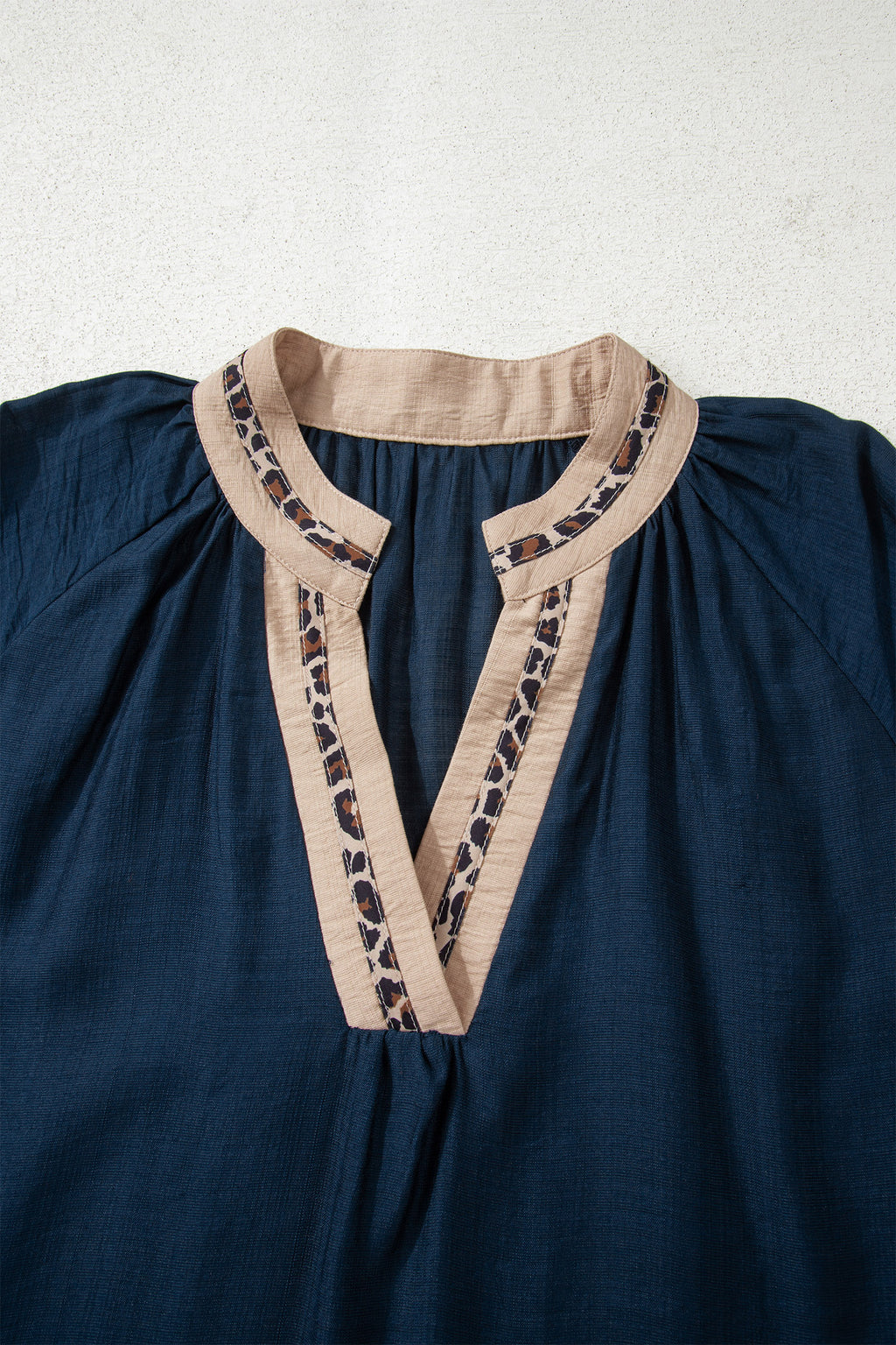 Blusa de talla grande con cuello patchwork de leopardo en contraste azul marino y manga larga con volantes