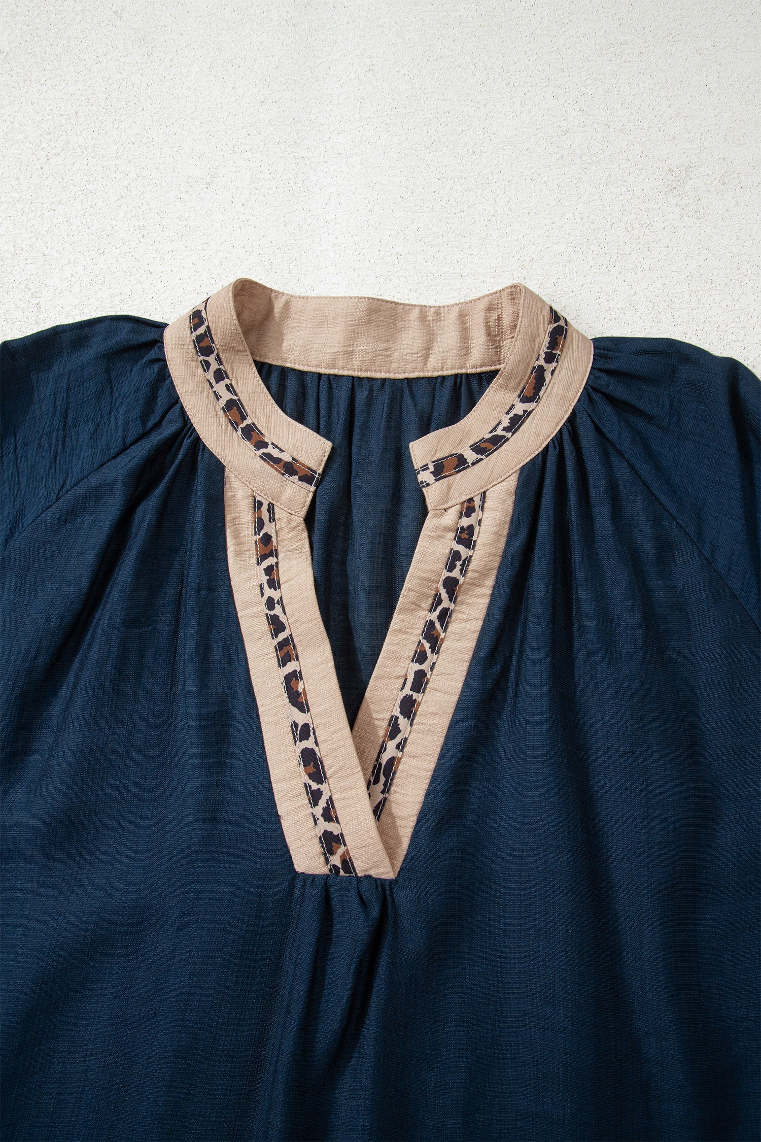 Blusa de talla grande con cuello patchwork de leopardo en contraste azul marino y manga larga con volantes