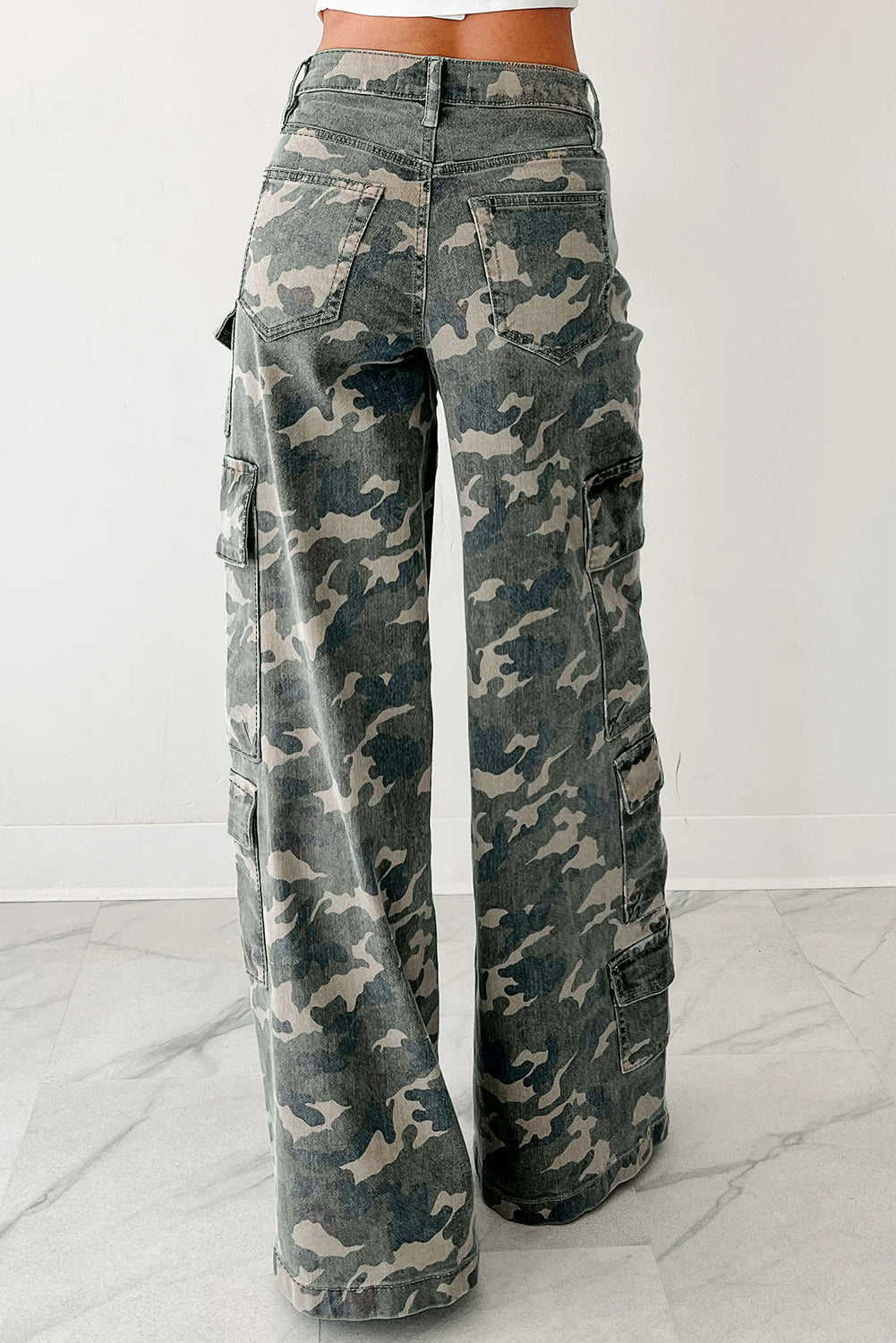 Jean cargo multi-poches à jambe large et motif camouflage vert