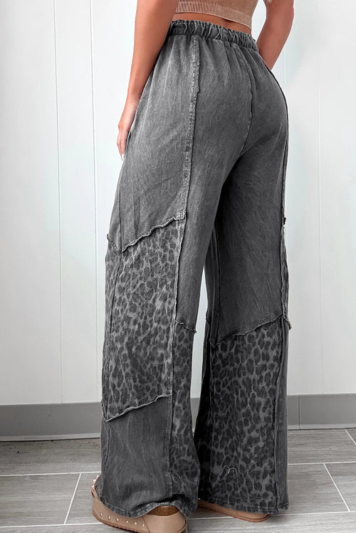 Pantalones holgados con estampado de leopardo y lavado mineral en gris oscuro