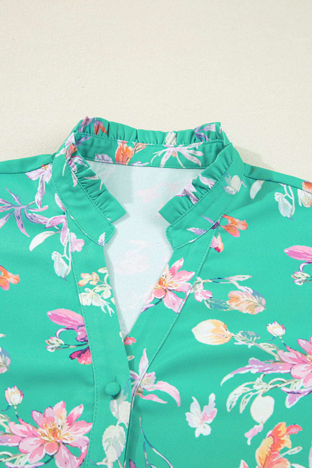 Camisa con botones delanteros y mangas farol con flores verdes