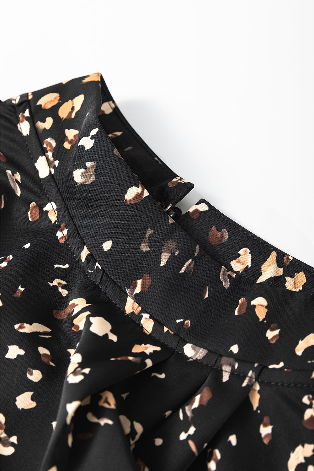 Blusa plisada con cuello alto y mangas abullonadas con estampado de leopardo negro