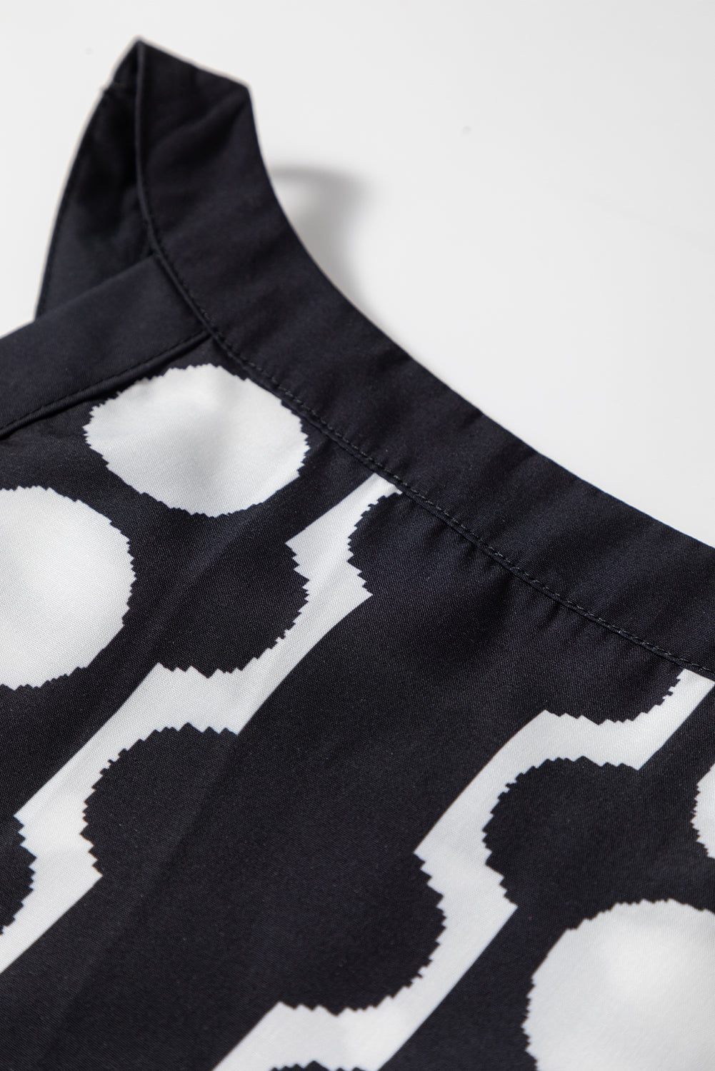 Top sin mangas con estampado geométrico negro