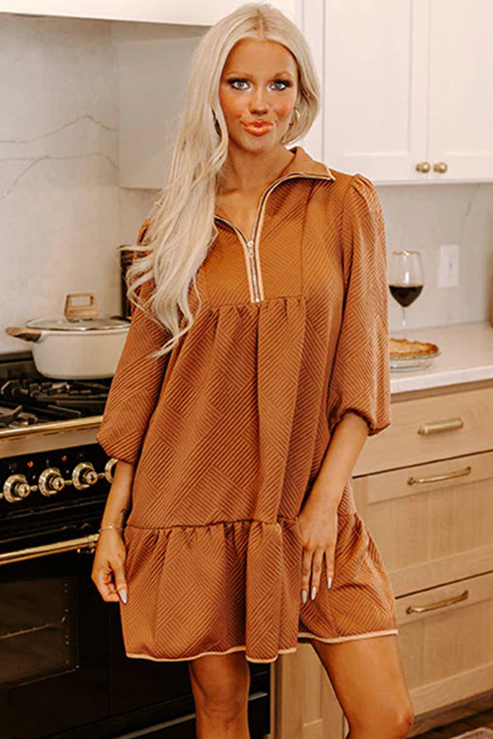 Minivestido texturizado con mangas abullonadas, cuello con cremallera y cuarto de cremallera en color dorado desierto