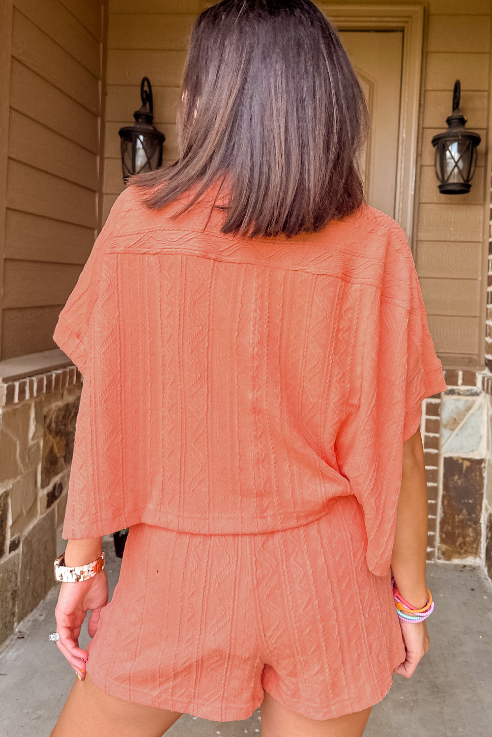 Conjunto de camiseta de manga corta con bolsillos de parche y pantalones cortos con cordón en color castaño claro