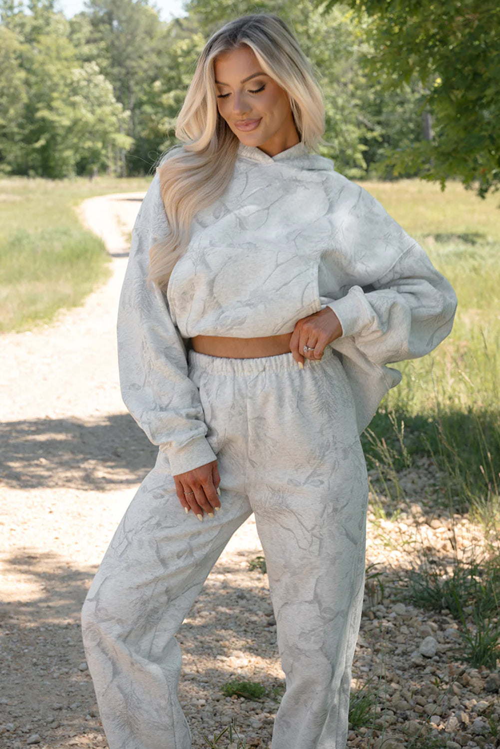 Conjunto de sudadera y pantalón holgado con mangas caídas y estampado abstracto en gris claro