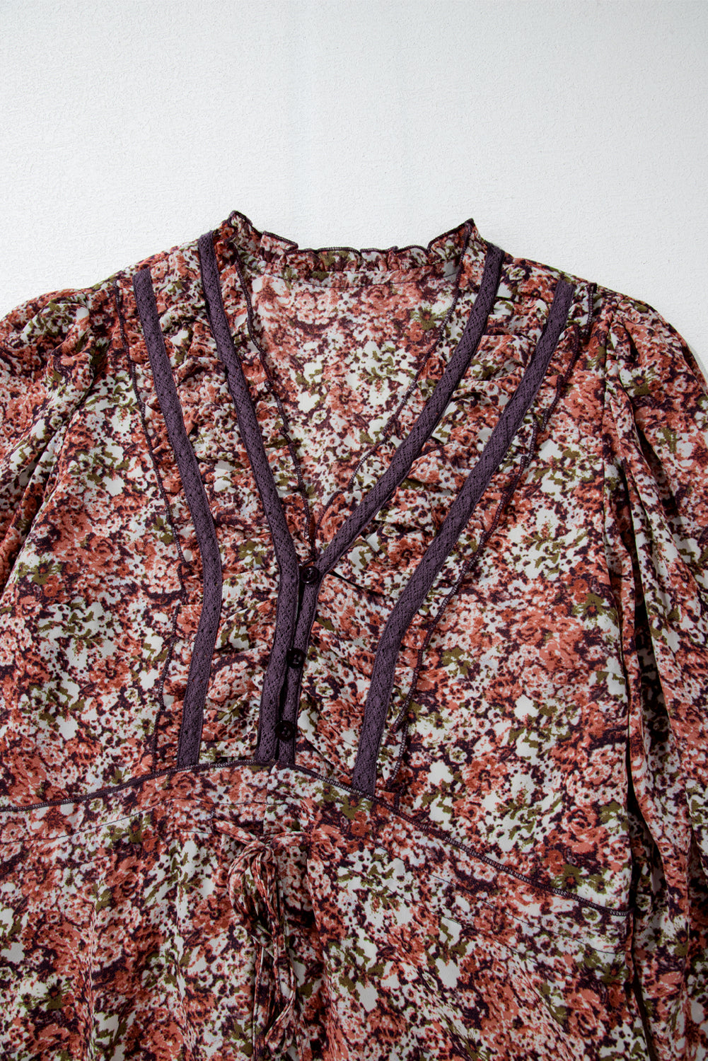 Vestido midi marrón con estampado floral, volantes, escote en V y abertura