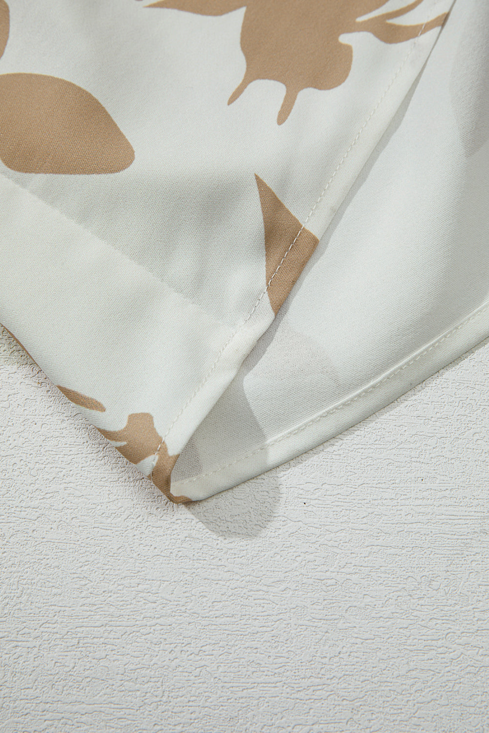 Vestido largo de corte A con mangas con volantes y estampado abstracto en color caqui, talla grande