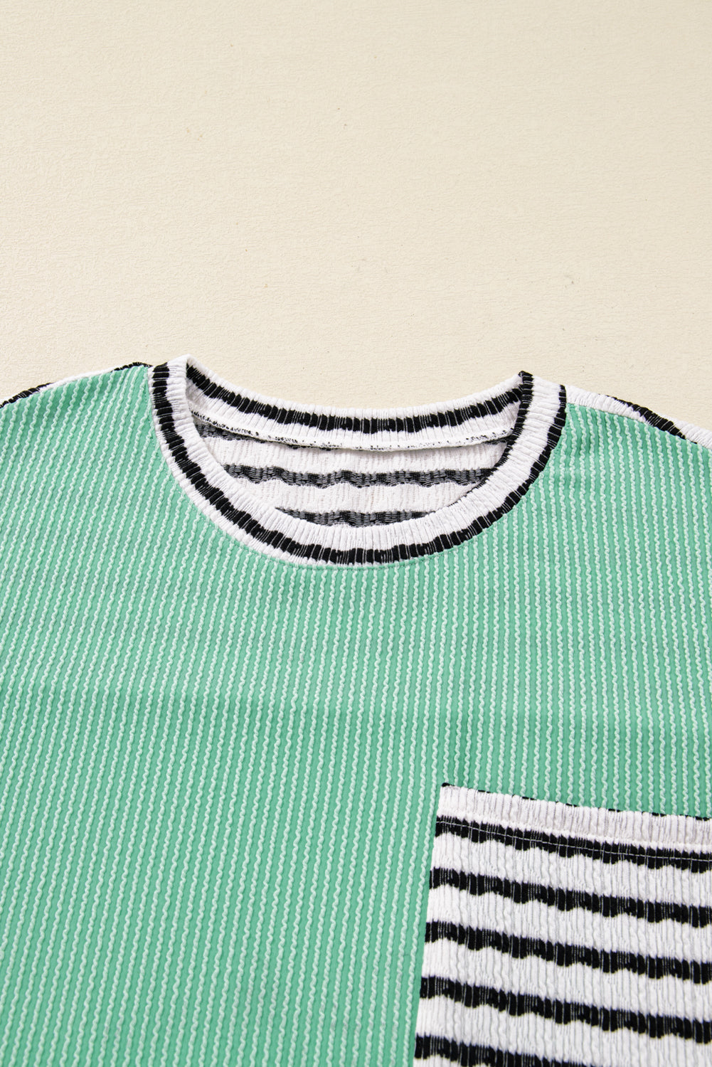 Top de manga larga con cuello redondo en contraste, cuello redondo y diseño patchwork a rayas en color verde mar