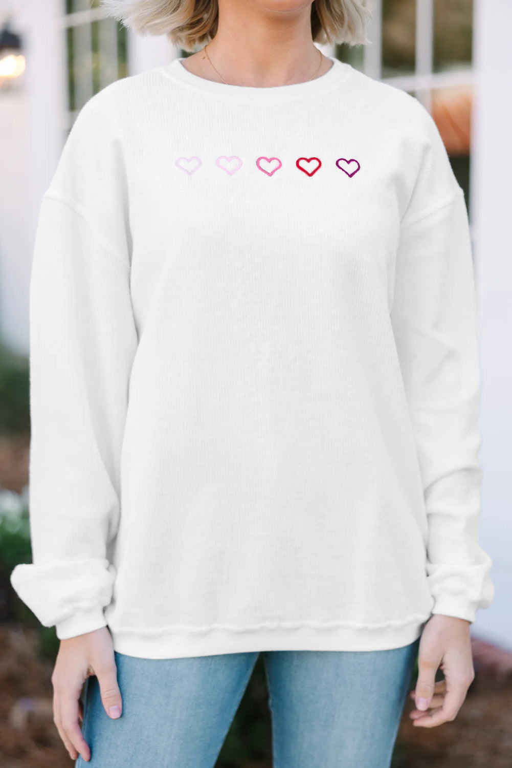 Sudadera blanca con hombros caídos y bordado de corazón XOXO acanalado en 3D