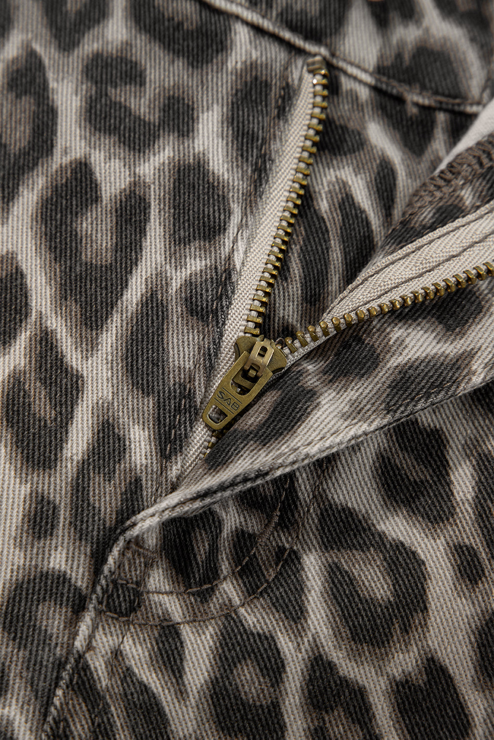 Vaqueros rectos de pierna holgada con estampado de leopardo amarillo