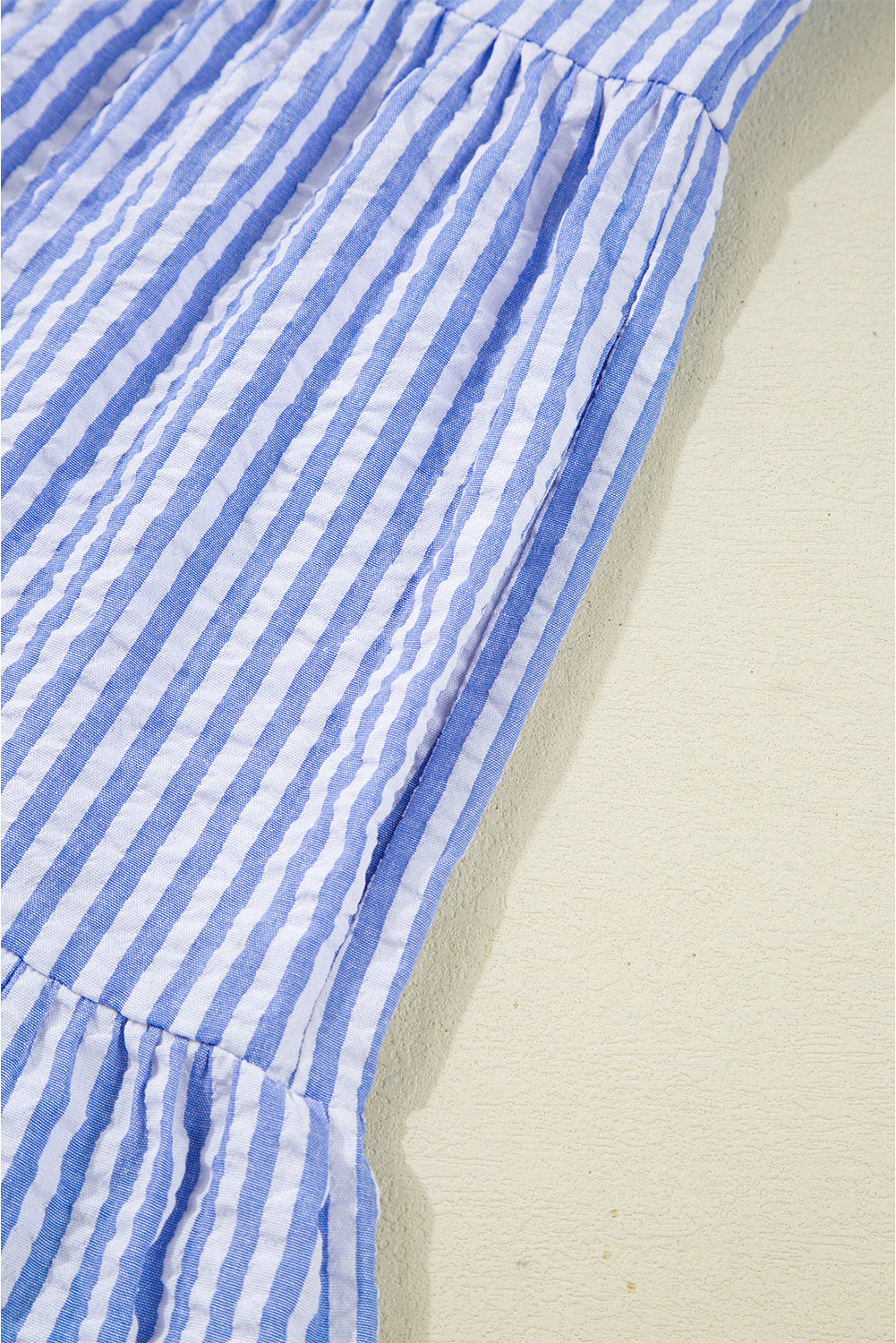 Robe courte à volants et manches à bracelet texturées à rayures bleu ciel