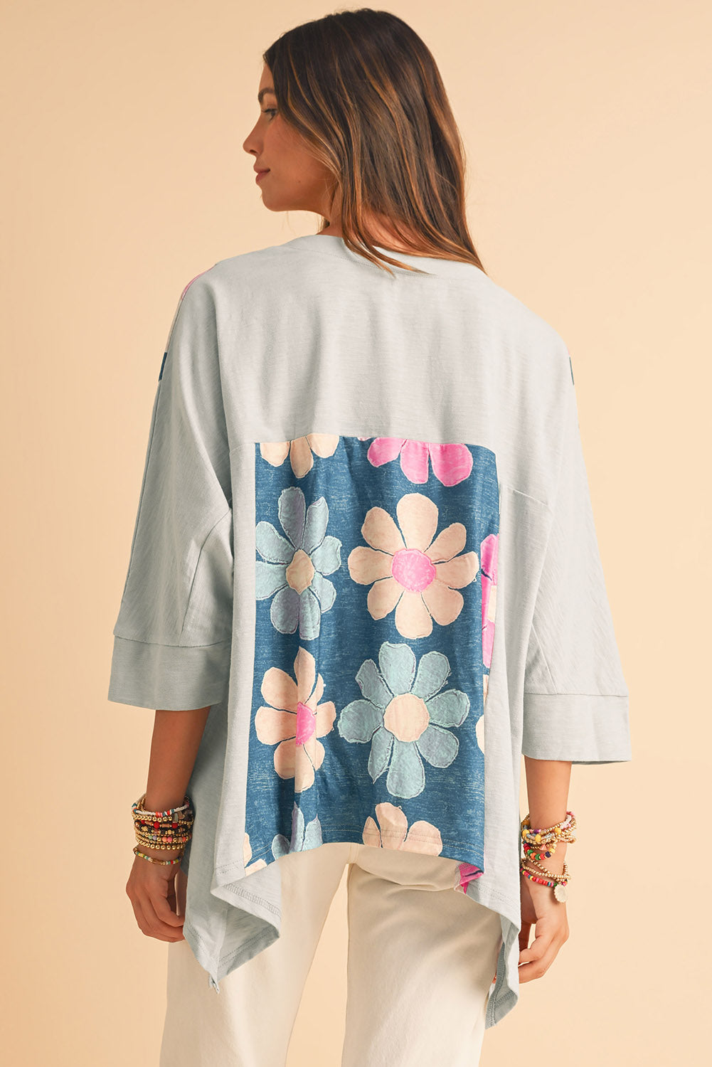 Top oversize con escote en V, mangas con brazalete y flores de patchwork rosa de los años 60