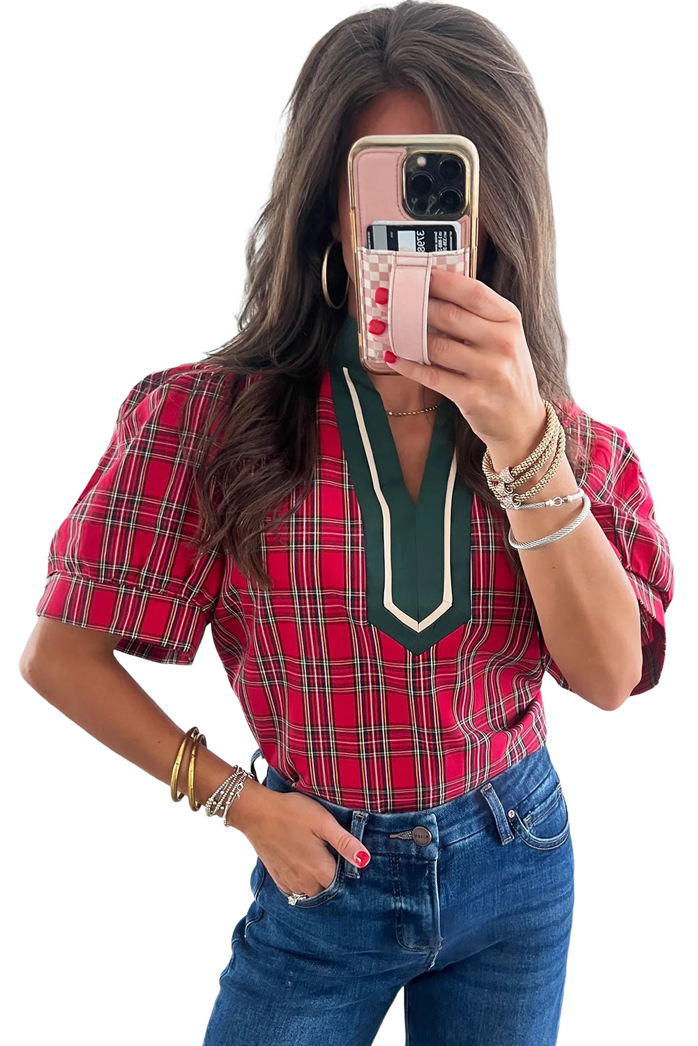 Blusa de manga corta con cuello en V, ribete en contraste y estampado de cuadros rojos