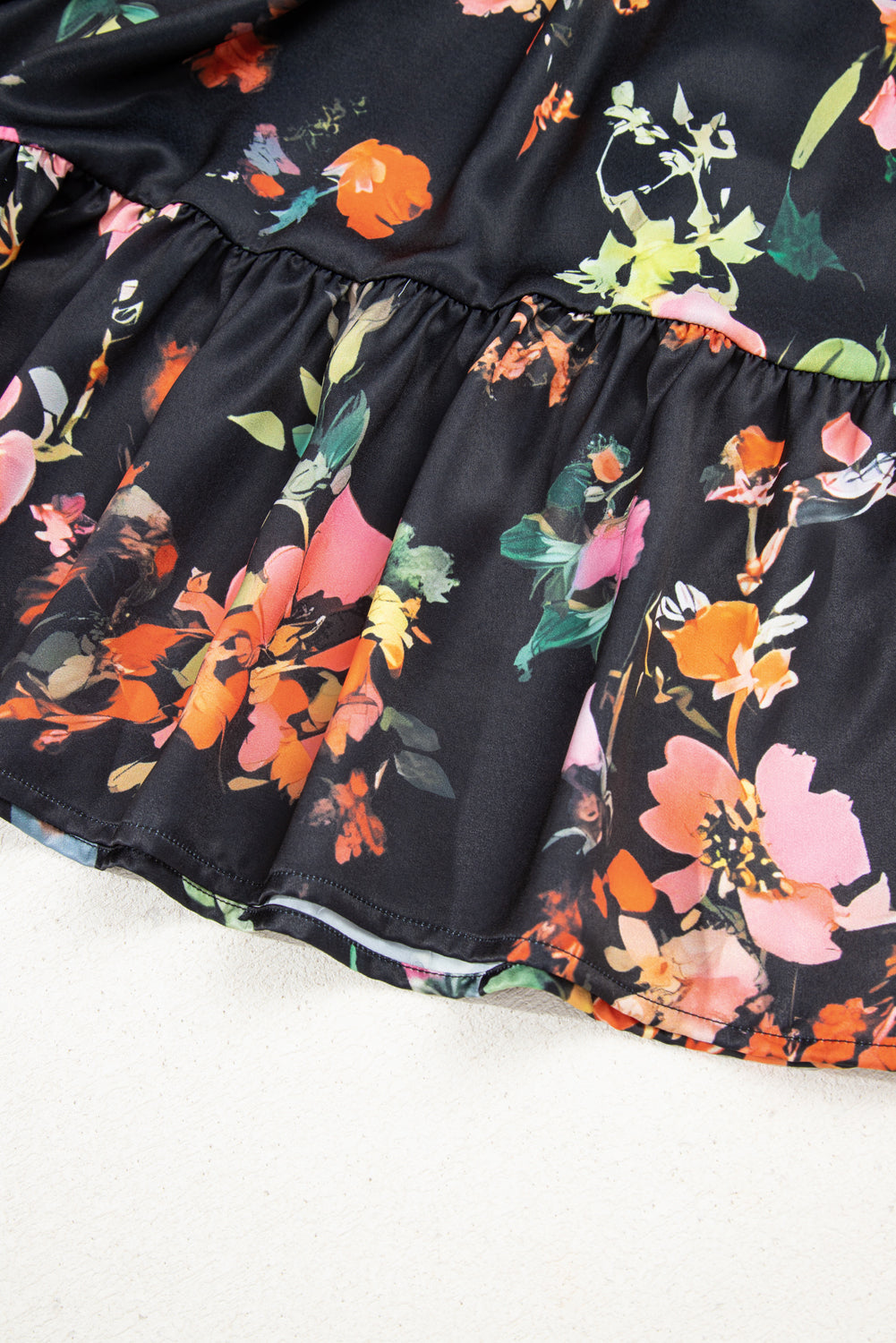 Mini-robe noire à imprimé floral grande taille, col noué, taille cintrée, manches longues