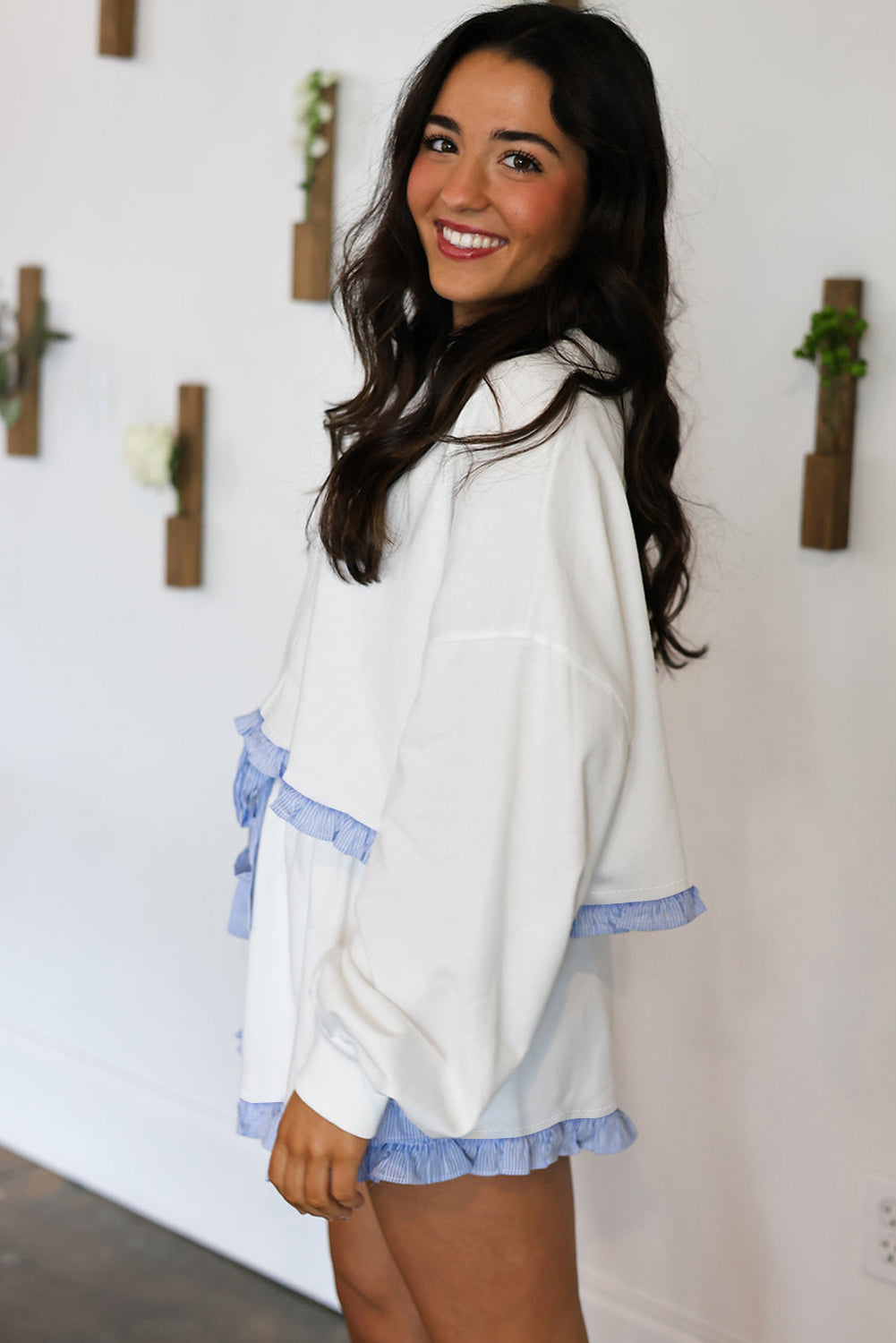 Ensemble pull à manches longues et short à rayures blanches et ourlet à volants