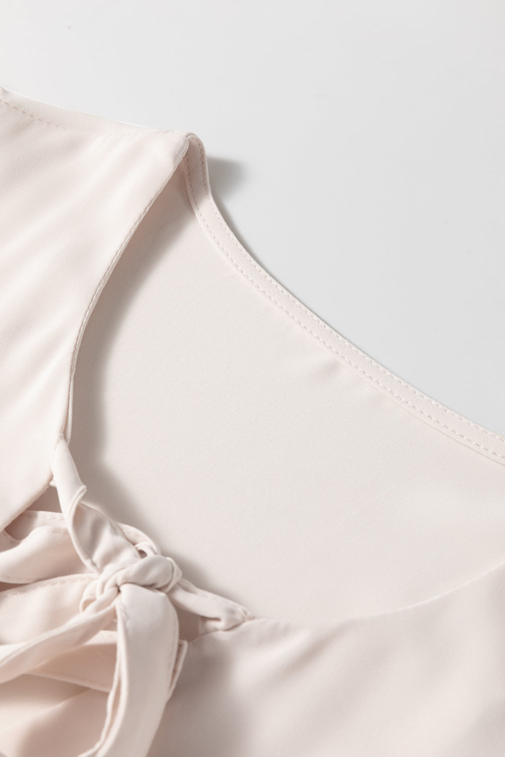 Blusa peplum con mangas abullonadas y lazo blanco dulce