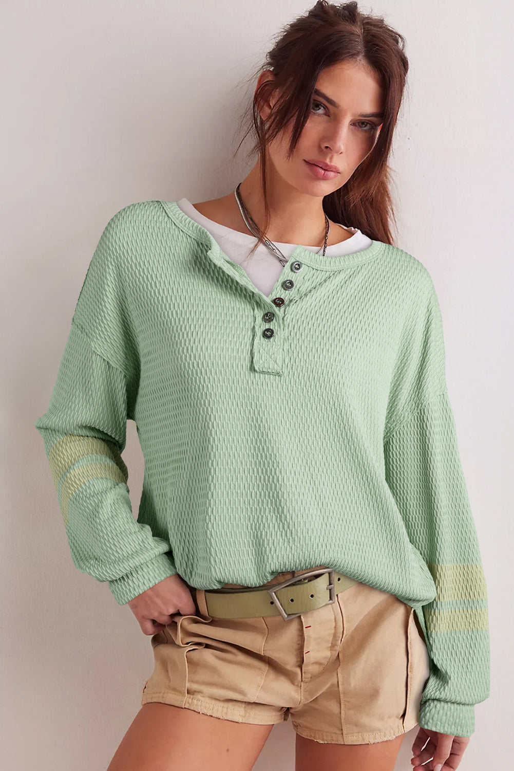 Sudadera Henley con mangas texturizadas y bloques de color verde niebla pradera