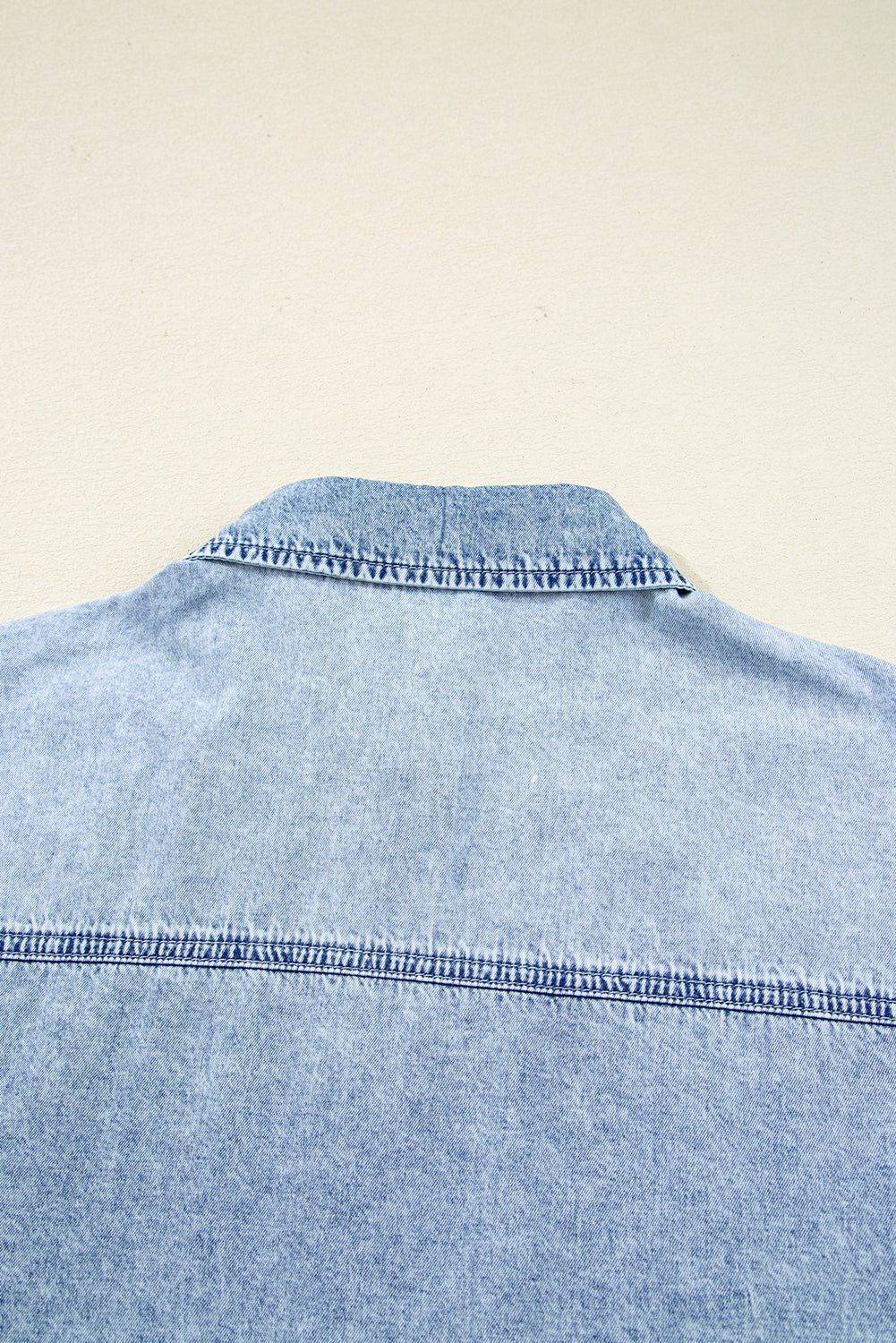 Vestido camisero holgado de mezclilla con dobladillo sin rematar y bolsillo en el pecho en color azul Beau