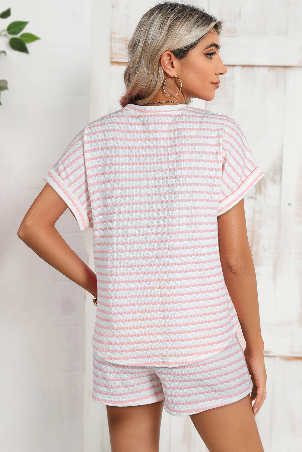 Conjunto de camiseta de manga corta y pantalones cortos con bolsillo con estampado de rayas rosas