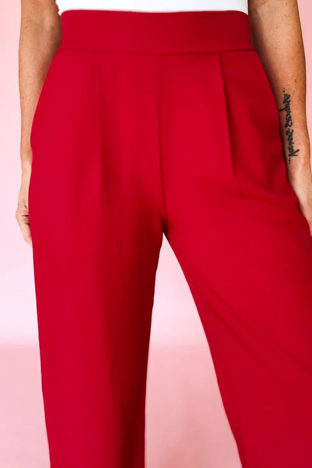 Pantalones rojos intensos con detalle plisado y cintura elástica