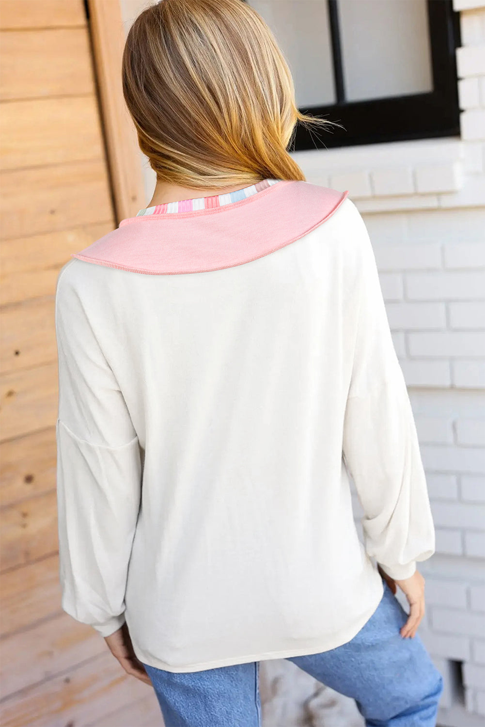 Top de rizo francés con cuello en V y bloques de color a rayas arcoíris blancas