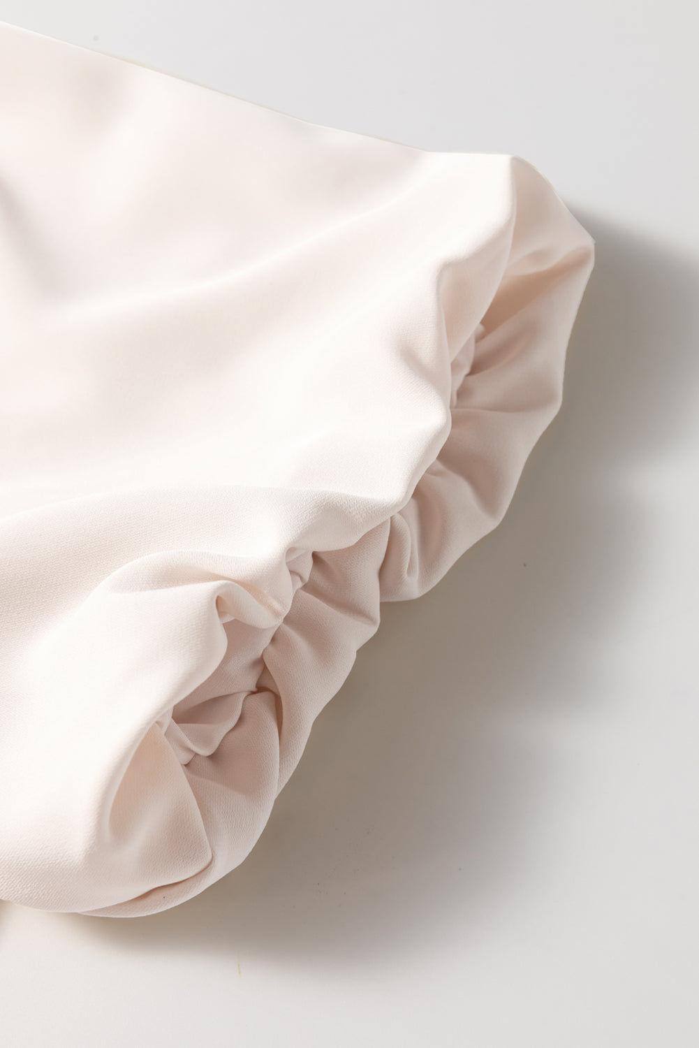 Blusa peplum con mangas abullonadas y lazo blanco dulce