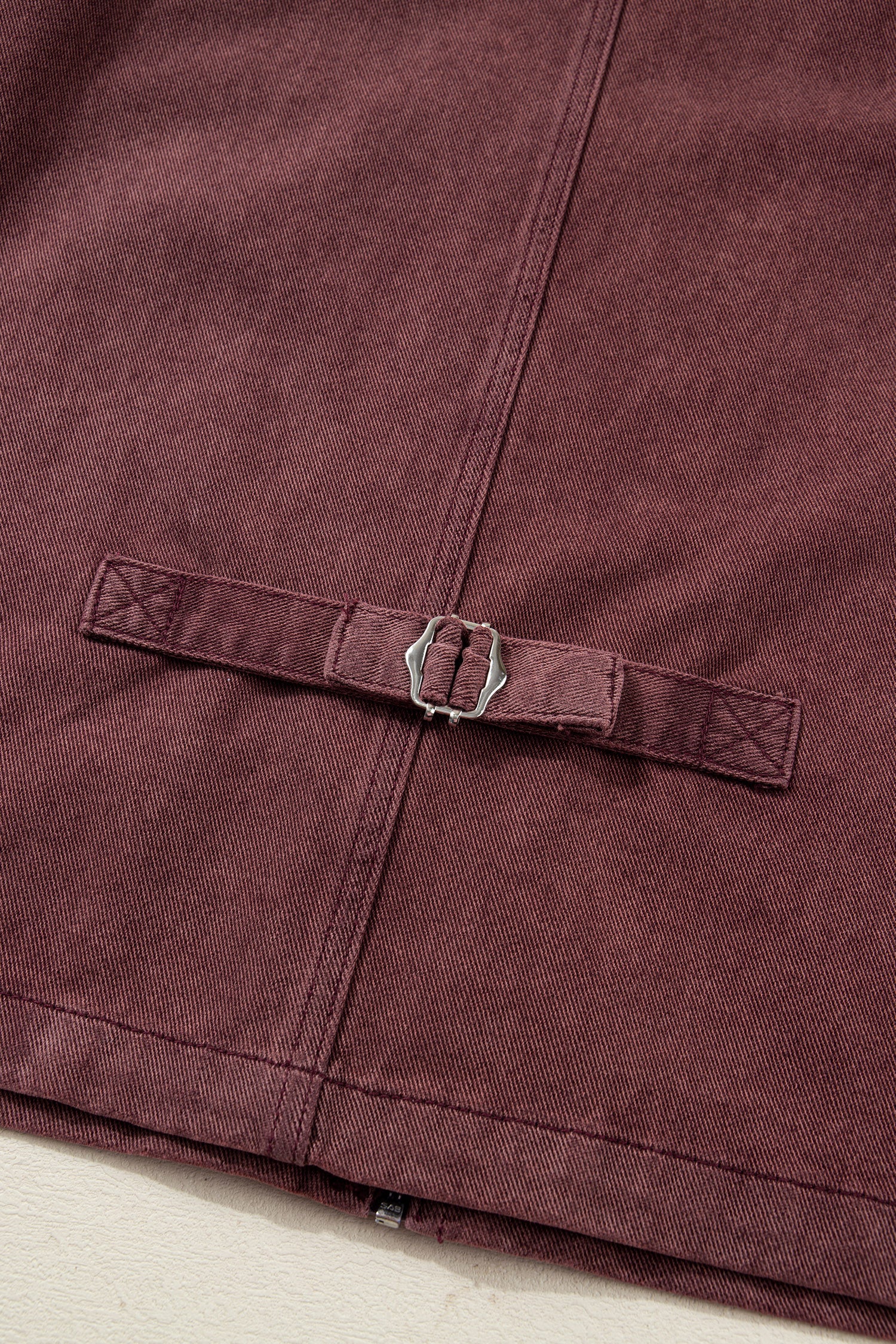 Veste en jean à col en velours côtelé couleur café et fermeture éclair sur le devant