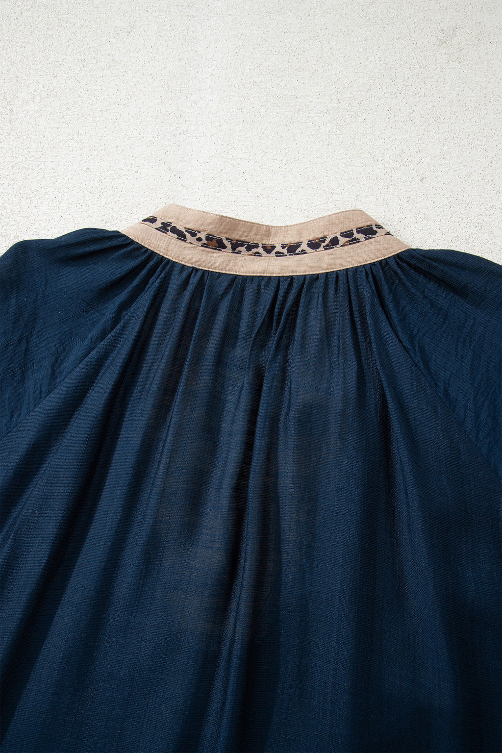 Blusa de talla grande con cuello patchwork de leopardo en contraste azul marino y manga larga con volantes