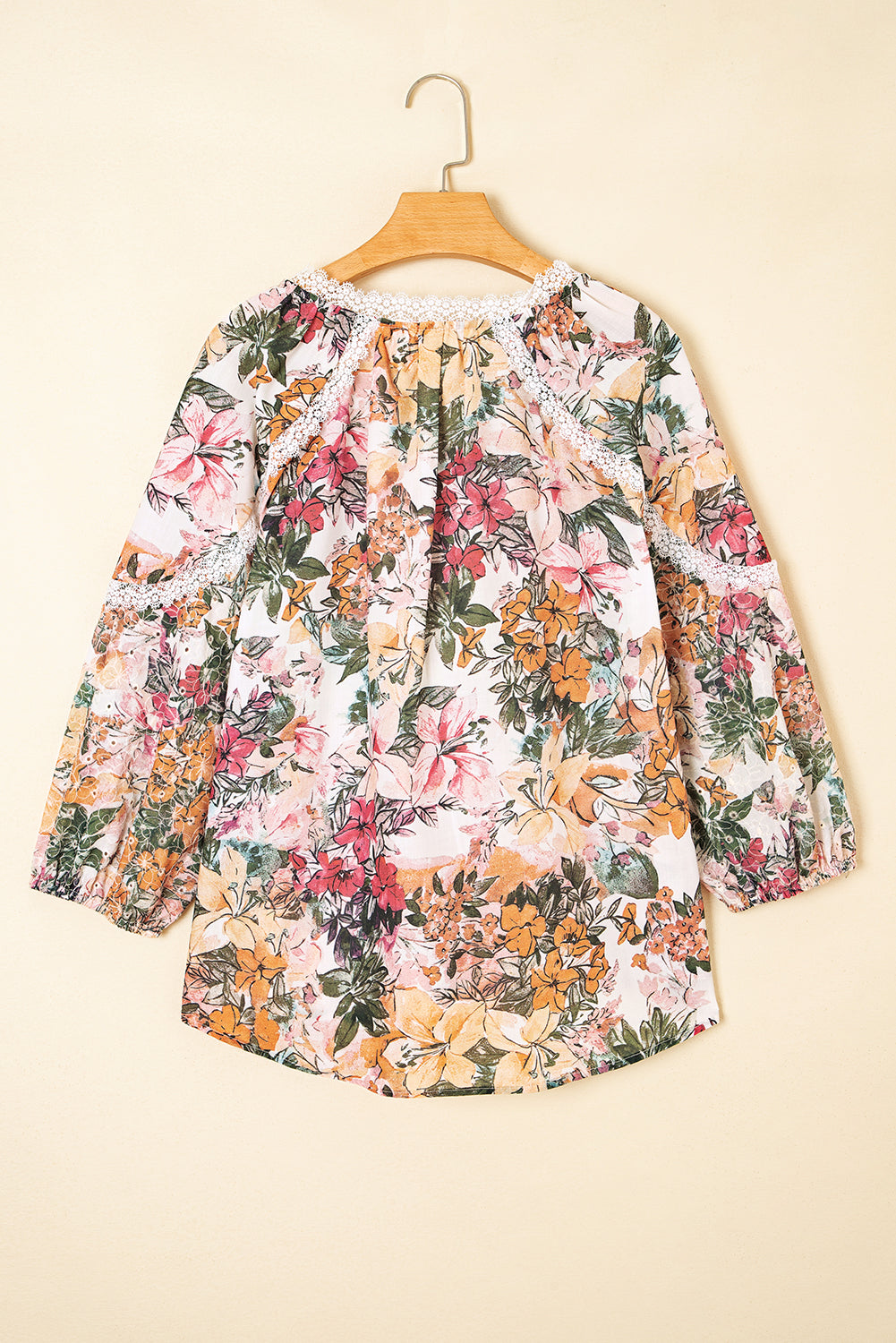 Blusa de manga larga con cuello dividido, lazo y bordado de encaje con estampado floral rosa