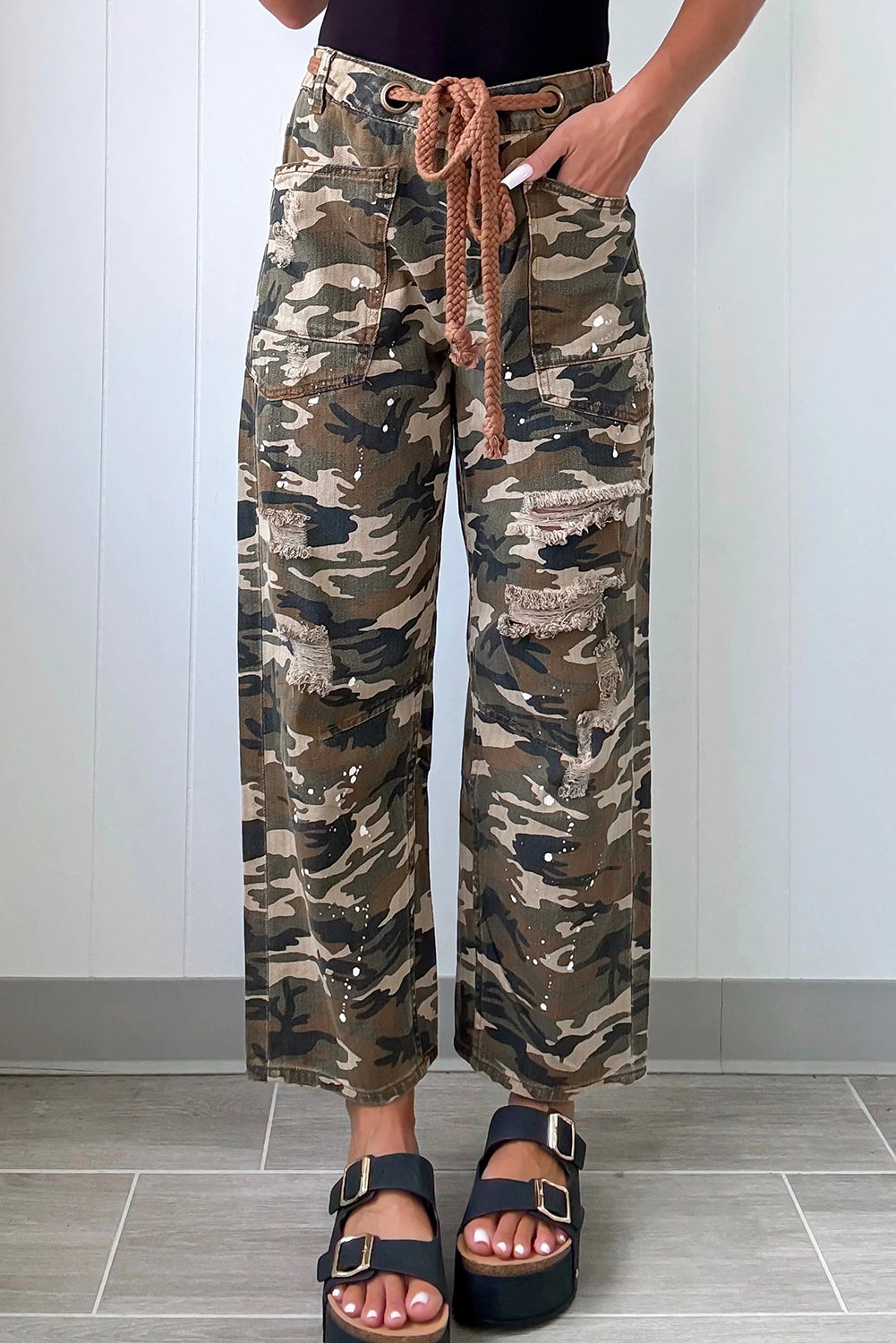 Pantalones vaqueros holgados desgastados con estampado de camuflaje verde