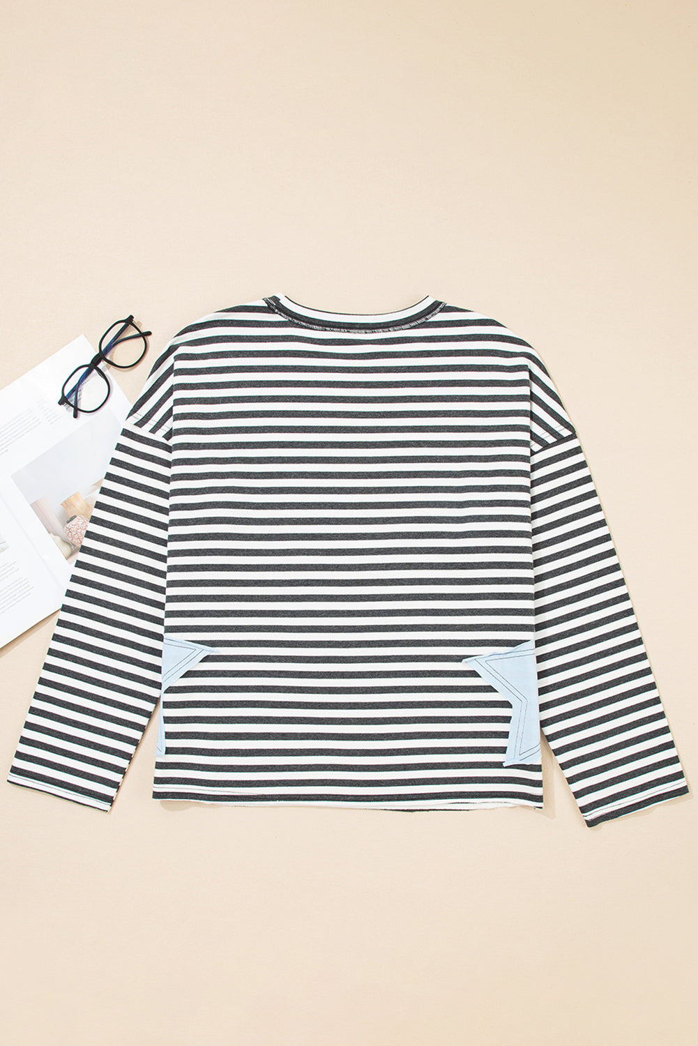 Top de manga larga con estrellas en contraste y rayas grises, talla grande